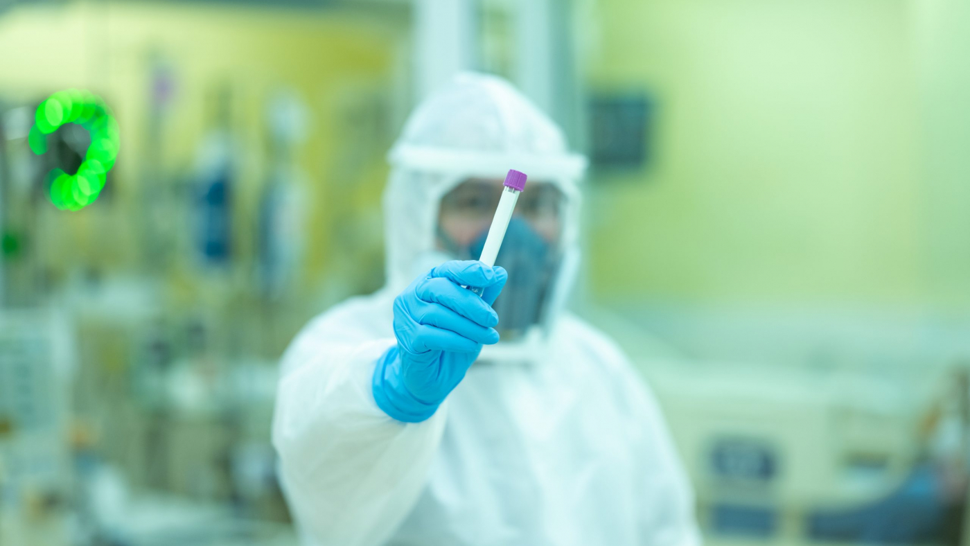 The doctor is encouraging patients and relatives infected with COVID after the treatment of patients.