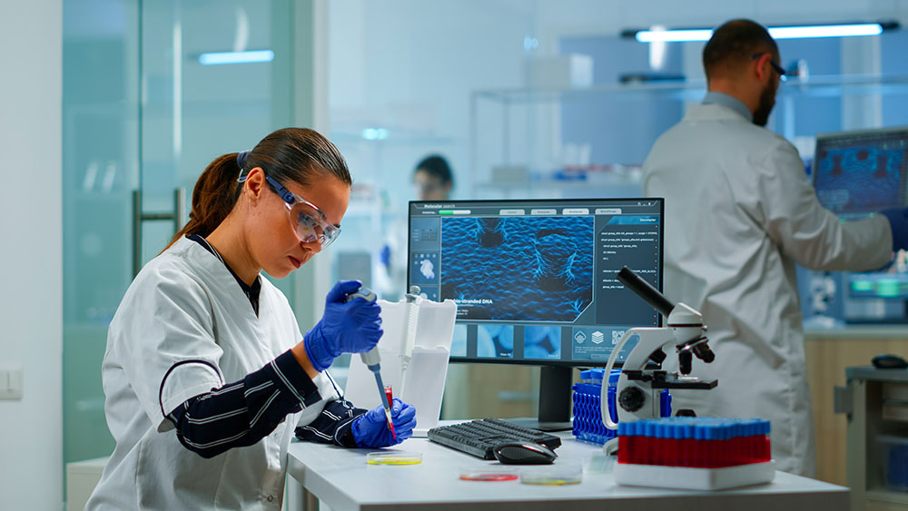 Desarrollo y descubrimiento de fármacos Una mujer realiza pruebas en el laboratorio