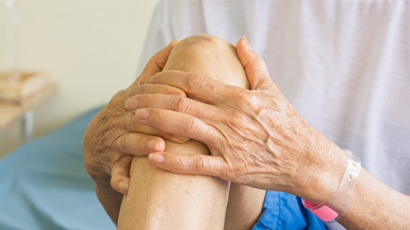 knee-pain-old-women
