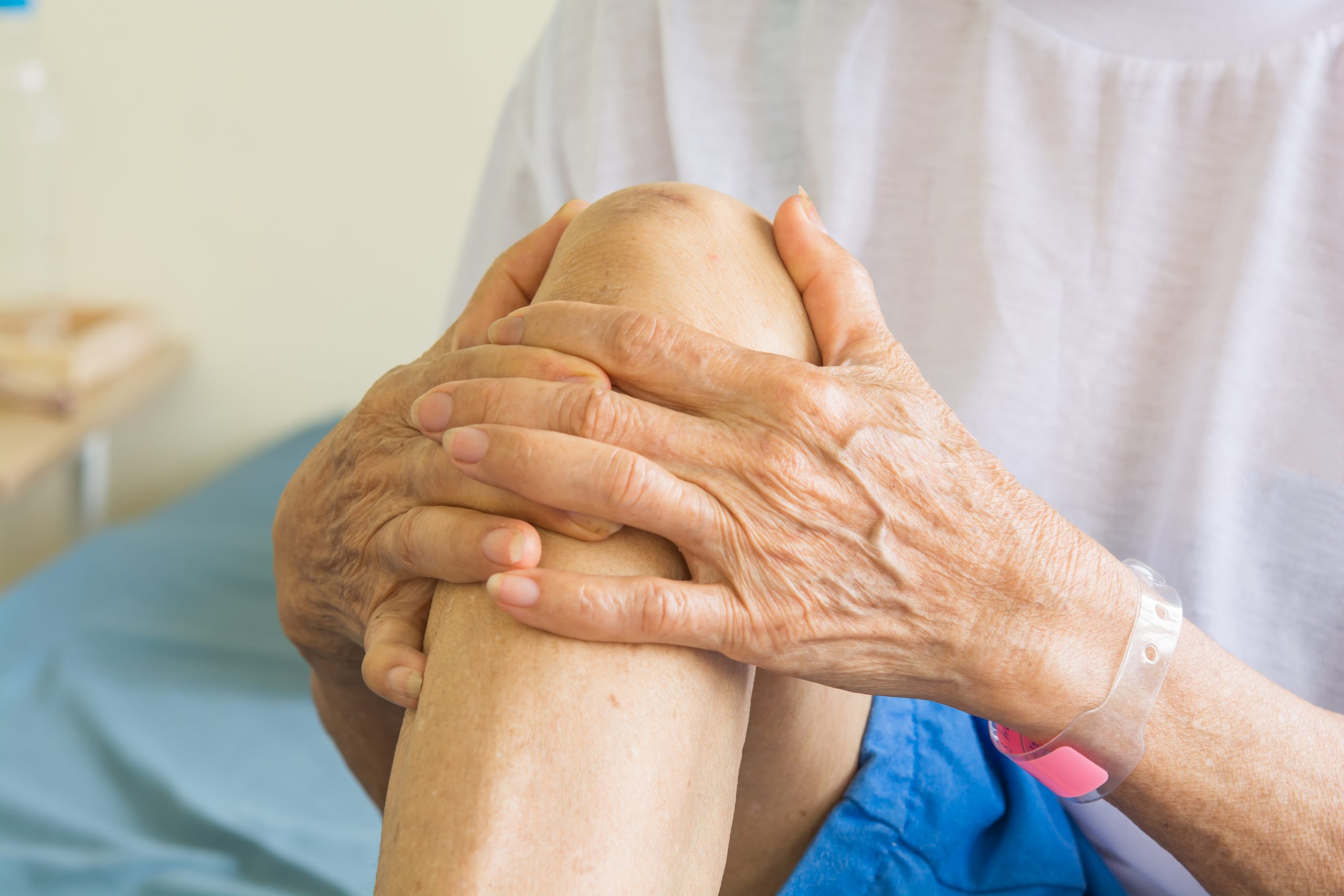 Лечение боли в коленях у пожилых людей. Больные суставы у пожилых. Пожилые люди суставы.