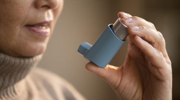 mujer mayor con inhalador para el asma