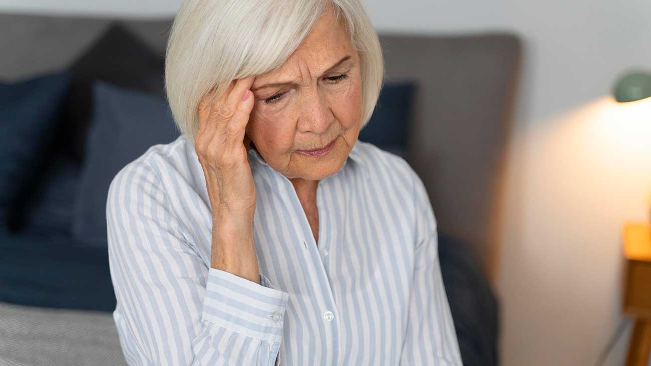 Enfermedad de Alzheimer Pérdida de memoria | Foto de señora mayor con problemas de memoria