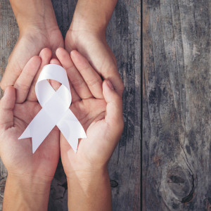Manos que sostienen una cinta blanca
