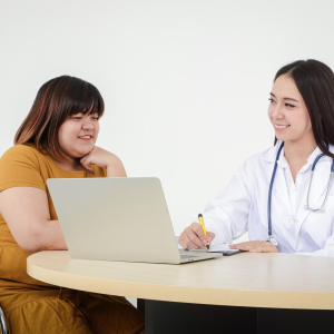 Médico consultando a un paciente durante una evaluación de salud metabólica, en representación de la investigación clínica de Endocrinología y Enfermedades Metabólicas.