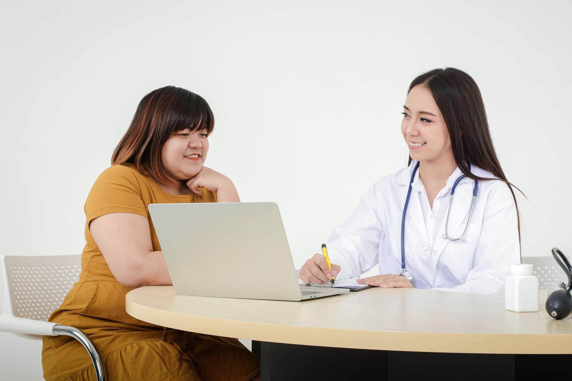 Médico consultando a un paciente durante una evaluación de salud metabólica, en representación de la investigación clínica de Endocrinología y Enfermedades Metabólicas.